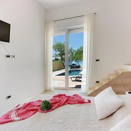Senorita Villa Pula